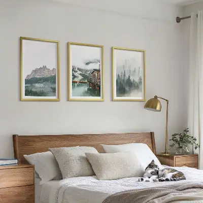 Gerahmtes Bilderset mit Bergen, See, Hütte und Nebel