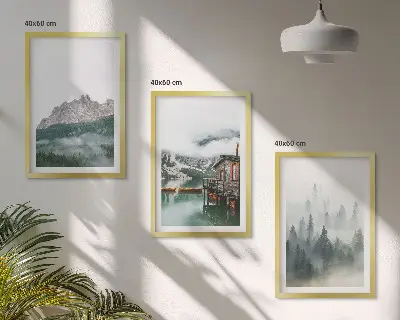 Gerahmtes Bilderset mit Bergen, See, Hütte und Nebel