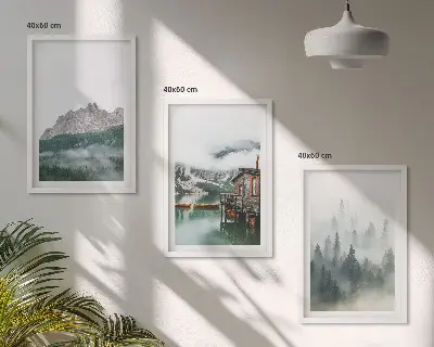 Gerahmtes Bilderset mit Bergen, See, Hütte und Nebel