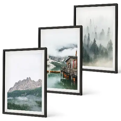 Gerahmtes Bilderset mit Bergen, See, Hütte und Nebel