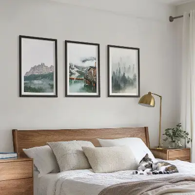 Gerahmtes Bilderset mit Bergen, See, Hütte und Nebel