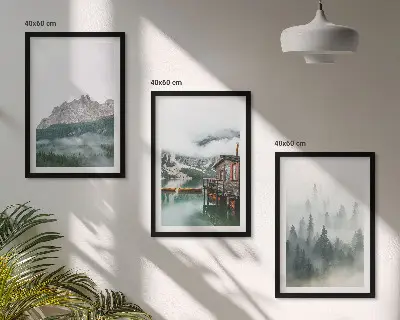 Gerahmtes Bilderset mit Bergen, See, Hütte und Nebel