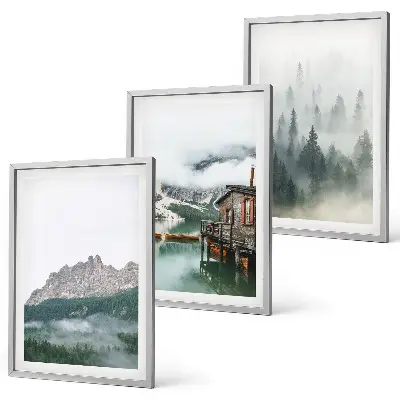 Gerahmtes Bilderset mit Bergen, See, Hütte und Nebel
