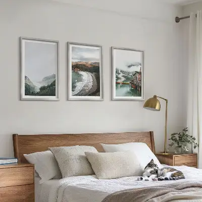 Gerahmtes Bilderset mit Motiven von Bergen Strand Wolken und Wasser