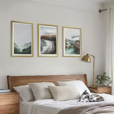 Gerahmtes Bilderset mit Motiven von Bergen Strand Wolken und Wasser