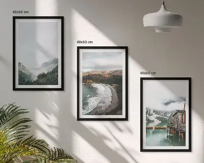Gerahmtes Bilderset mit Motiven von Bergen Strand Wolken und Wasser