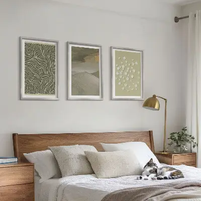 Gerahmtes Bilderset mit abstrakten floralen Wellenmustern