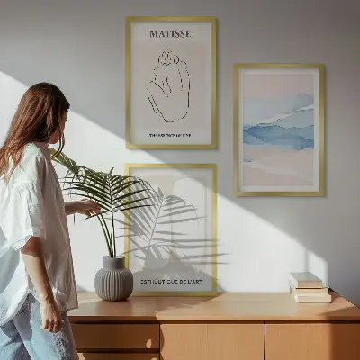 Gerahmte Bilderwand mit Motiven von Matisses abstrakten Formen