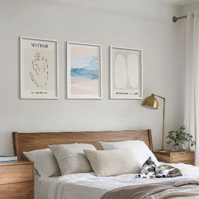 Gerahmte Bilderwand mit Motiven von Matisses abstrakten Formen