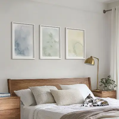 Gerahmtes Bilderset mit pastellfarbenen Motiven auf Leinwand