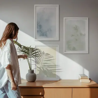 Gerahmtes Bilderset mit pastellfarbenen Motiven auf Leinwand