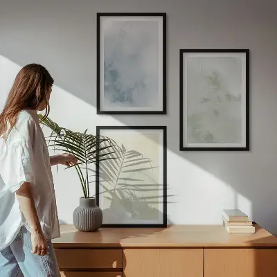 Gerahmtes Bilderset mit pastellfarbenen Motiven auf Leinwand