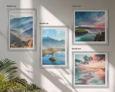 Berglandschaften und Wasserfälle als mehrteiliges Wandbild mit Rahmen