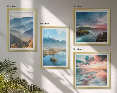 Berglandschaften und Wasserfälle als mehrteiliges Wandbild mit Rahmen