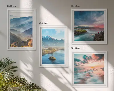Berglandschaften und Wasserfälle als mehrteiliges Wandbild mit Rahmen