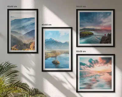 Berglandschaften und Wasserfälle als mehrteiliges Wandbild mit Rahmen