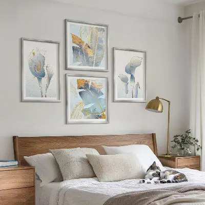 Wanddeko-Set mit blauen Blumen im Hintergrund