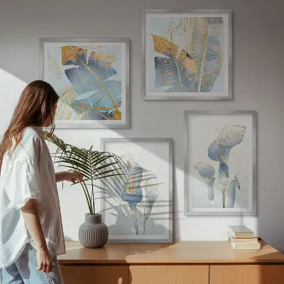 Wanddeko-Set mit blauen Blumen im Hintergrund