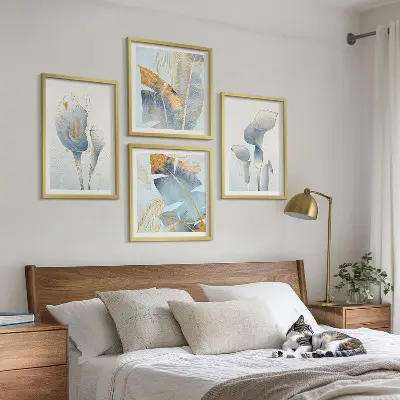Wanddeko-Set mit blauen Blumen im Hintergrund