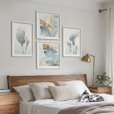 Wanddeko-Set mit blauen Blumen im Hintergrund