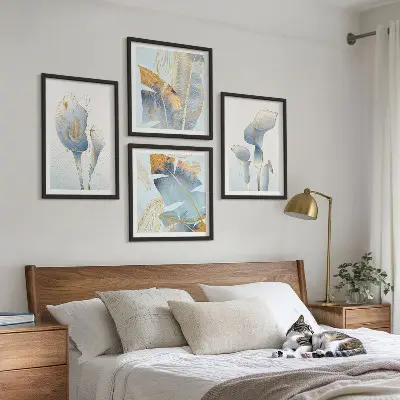 Wanddeko-Set mit blauen Blumen im Hintergrund