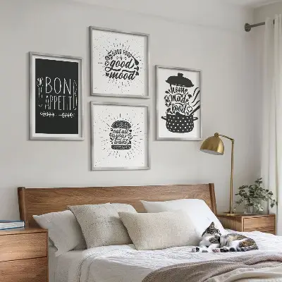 Wanddeko-Set mit Grafiken von Lebensmitteln und kulinarischen Slogans