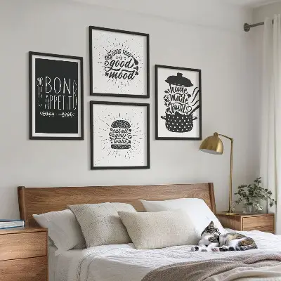 Wanddeko-Set mit Grafiken von Lebensmitteln und kulinarischen Slogans
