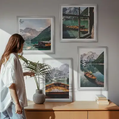 Polyptychon mit Rahmen mit dem Motiv von See, Bergen, Booten und einer Hütte