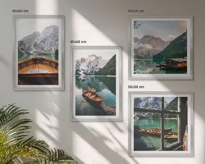 Polyptychon mit Rahmen mit dem Motiv von See, Bergen, Booten und einer Hütte