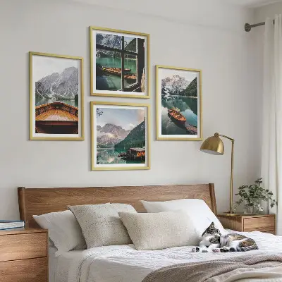 Polyptychon mit Rahmen mit dem Motiv von See, Bergen, Booten und einer Hütte