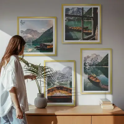 Polyptychon mit Rahmen mit dem Motiv von See, Bergen, Booten und einer Hütte