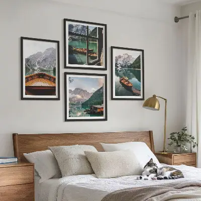 Polyptychon mit Rahmen mit dem Motiv von See, Bergen, Booten und einer Hütte