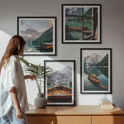Polyptychon mit Rahmen mit dem Motiv von See, Bergen, Booten und einer Hütte