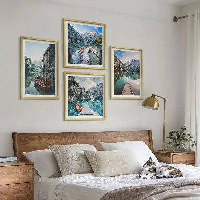 Wandbild See und Berge mit Holzbooten als fünfteiliges Polyptychon mit Rahmen