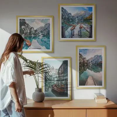 Wandbild See und Berge mit Holzbooten als fünfteiliges Polyptychon mit Rahmen