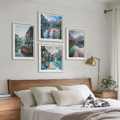 Wandbild See und Berge mit Holzbooten als fünfteiliges Polyptychon mit Rahmen