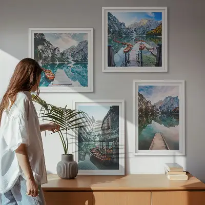 Wandbild See und Berge mit Holzbooten als fünfteiliges Polyptychon mit Rahmen