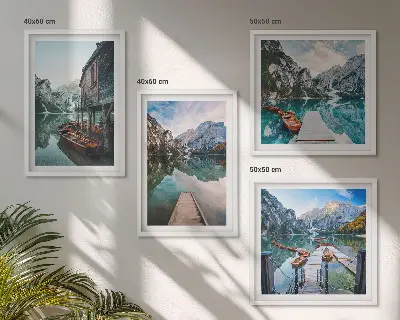 Wandbild See und Berge mit Holzbooten als fünfteiliges Polyptychon mit Rahmen