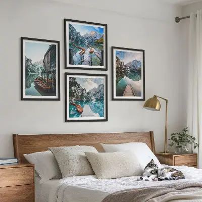 Wandbild See und Berge mit Holzbooten als fünfteiliges Polyptychon mit Rahmen