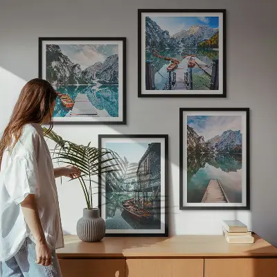 Wandbild See und Berge mit Holzbooten als fünfteiliges Polyptychon mit Rahmen