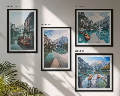 Wandbild See und Berge mit Holzbooten als fünfteiliges Polyptychon mit Rahmen
