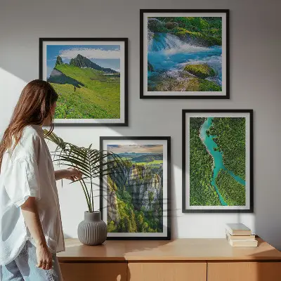 Polyptychon mit Rahmen Grüne Berge mit Flussfelsen