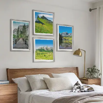 Grüne Hügel mit einer Burg als gerahmtes mehrteiliges Wandbild