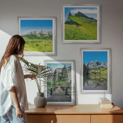 Grüne Hügel mit einer Burg als gerahmtes mehrteiliges Wandbild