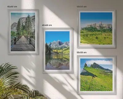 Grüne Hügel mit einer Burg als gerahmtes mehrteiliges Wandbild