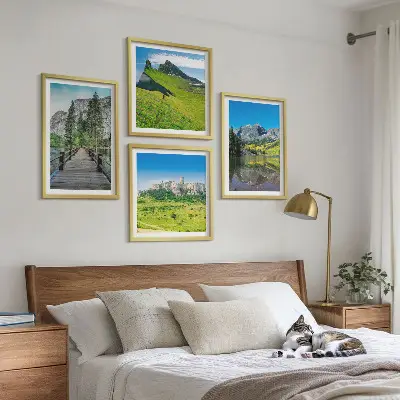 Grüne Hügel mit einer Burg als gerahmtes mehrteiliges Wandbild