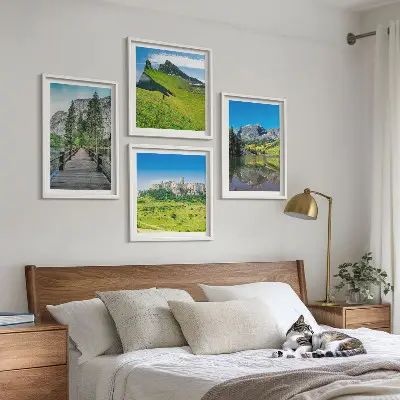 Grüne Hügel mit einer Burg als gerahmtes mehrteiliges Wandbild