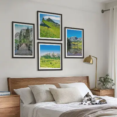 Grüne Hügel mit einer Burg als gerahmtes mehrteiliges Wandbild