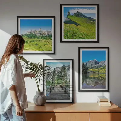 Grüne Hügel mit einer Burg als gerahmtes mehrteiliges Wandbild