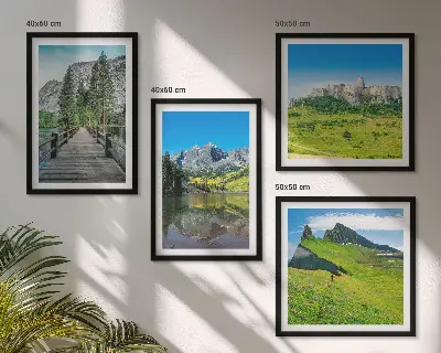 Grüne Hügel mit einer Burg als gerahmtes mehrteiliges Wandbild